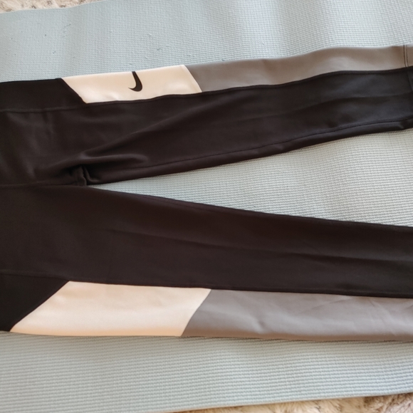 Nike Girl's Black, Grey & White Crop Leggings ~ Size XL - Picture 2 of 6